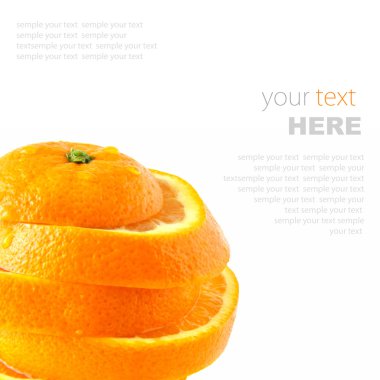 Sulu portakal kesilmiş dilimler halinde
