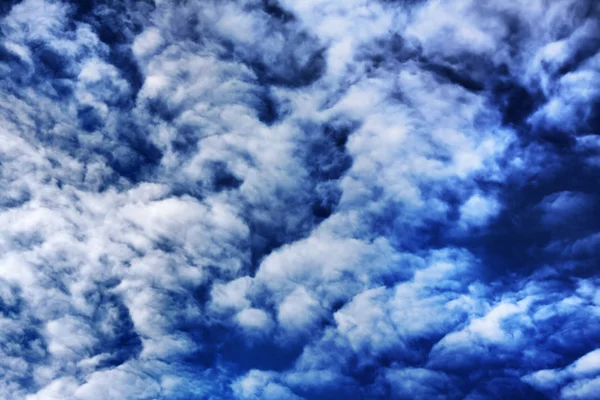 Błękitne niebo i chmury — Zdjęcie stockowe