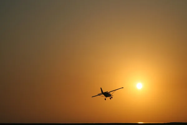 Flugzeug bei Sonnenuntergang — Stockfoto