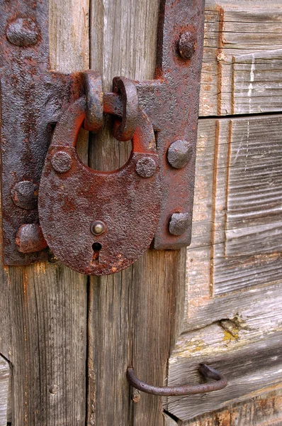 Üzerinde eski püskü kapı paslı asma kilit — Stok fotoğraf