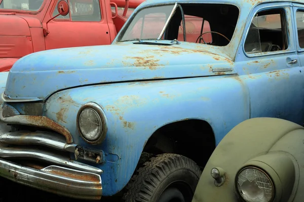 Carros antigos enferrujados — Fotografia de Stock