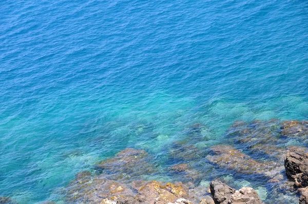 Скалы и Голубое море — стоковое фото