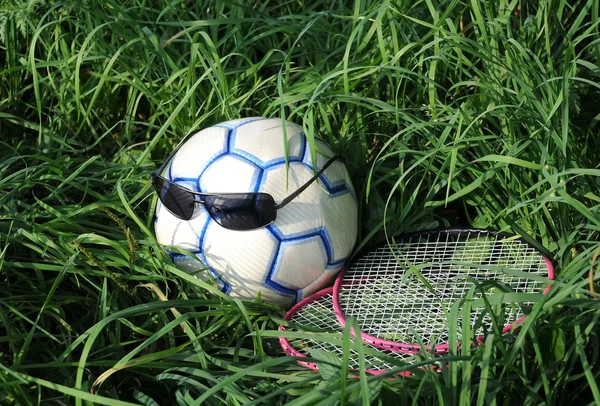Dvě rakety, fotbalový míč a sluneční brýle — Stock fotografie