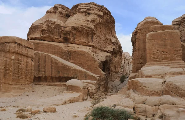 Góry Petra Jordanii Przeciw Błękitne Niebo Pochmurne — Zdjęcie stockowe