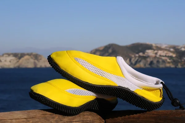 Yellow Beach Shoes Background Dark Blue Sea Light Blue Sky — Stock Photo, Image