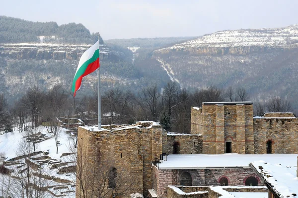 Flag over Tsarevets Fortress — Stock Photo, Image