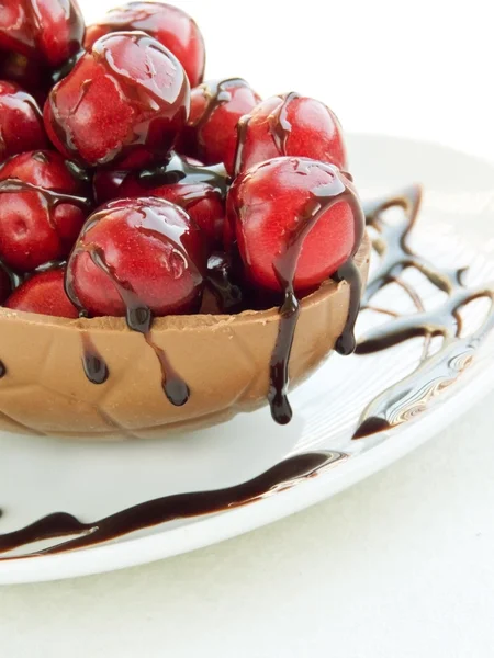Sweet cherries in chocolate — Stock Photo, Image