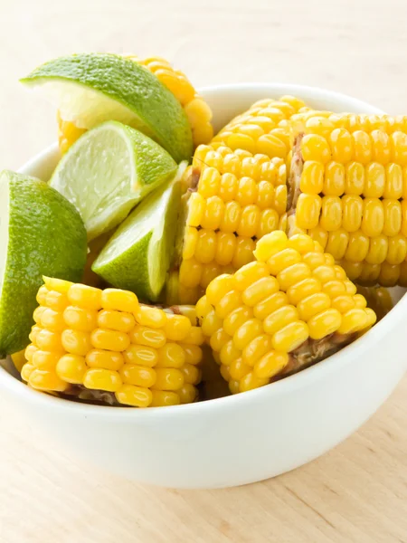 Кукуруза и лайм — стоковое фото