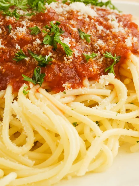 イタリアのスパゲティ パルメザン チーズとトマト添え 浅い自由度 — ストック写真