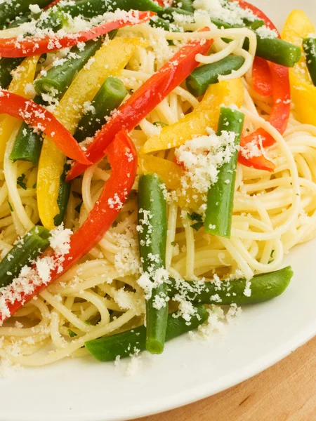 Spaghetti Italiani Con Peperoni Fagiolini Dof Poco Profondo — Foto Stock
