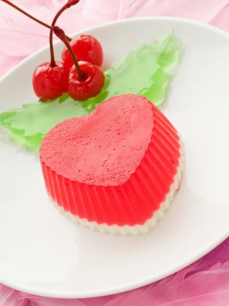 バレンタインのハート形のゼリーのデザート 浅い自由度 — ストック写真