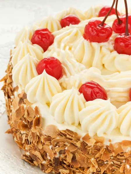 Heerlijke Zelfgemaakte Cake Met Boter Room Kersen Ondiepe Dof — Stockfoto