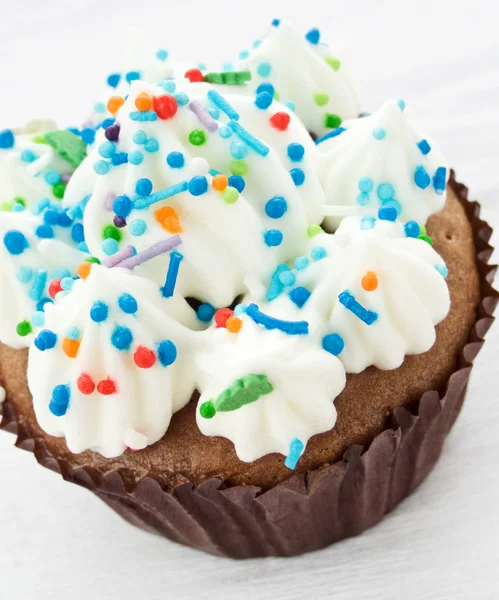 Σοκολάτα Cupcake Σαντιγύ Και Κερασάκι Ρηχά Dof — Φωτογραφία Αρχείου