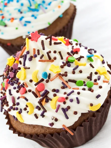 Σοκολάτα Cupcakes Κρέμα Σαντιγί Και Κερασάκι Ρηχά Dof — Φωτογραφία Αρχείου