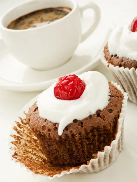Choklad Cupcake Med Körsbär Och Kaffe Kopp Grunt Dof — Stockfoto