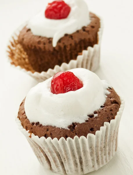 Chocolate Cupcakes Whipped Cream Cherry Shallow Dof — Stock Photo, Image