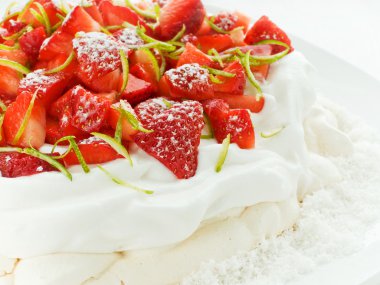 çilek pavlova