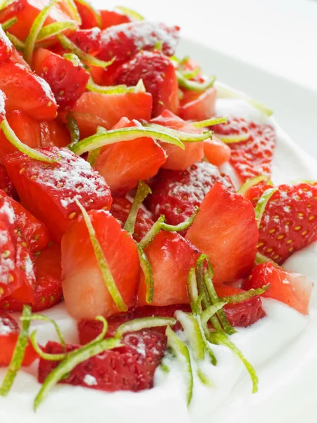 Erdbeer-Pavlova — Stockfoto