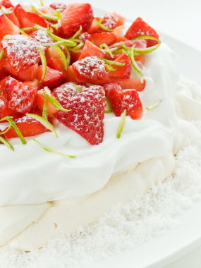 çilek pavlova