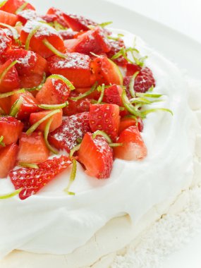 çilek pavlova