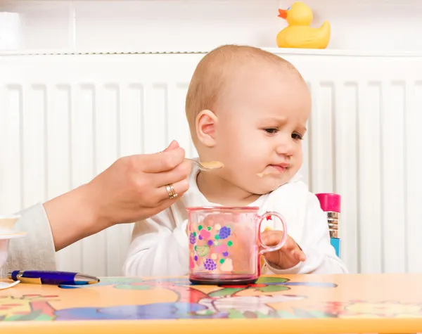Procedimento de alimentação de um bebê pequeno — Fotografia de Stock