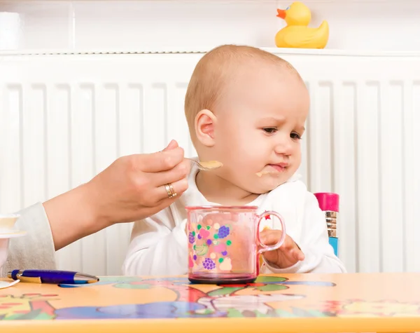 Διατροφή διαδικασία του ένα μωράκι — Φωτογραφία Αρχείου