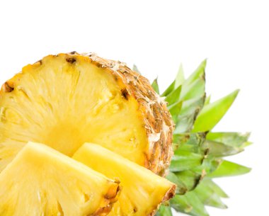 Beyaz arka planda taze bir ananas.