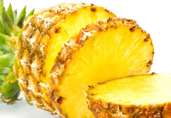 Ananas proaspăt felie pe fundal alb — Fotografie, imagine de stoc