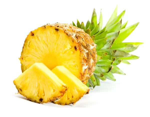 Verse schijfje ananas op witte achtergrond — Stockfoto