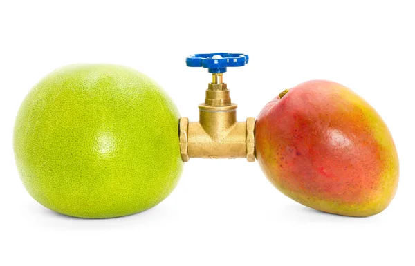 Pomelo e manga com torneira de água — Fotografia de Stock