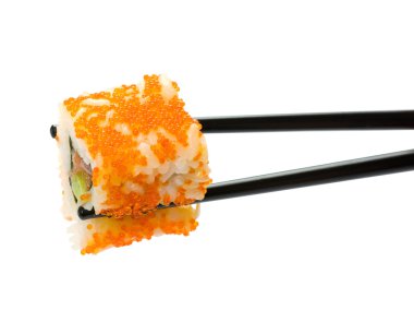 Beyaz arka plan üzerinde izole yemek çubukları ile Sushi