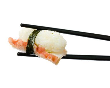 Beyaz arka plan üzerinde izole yemek çubukları ile Sushi