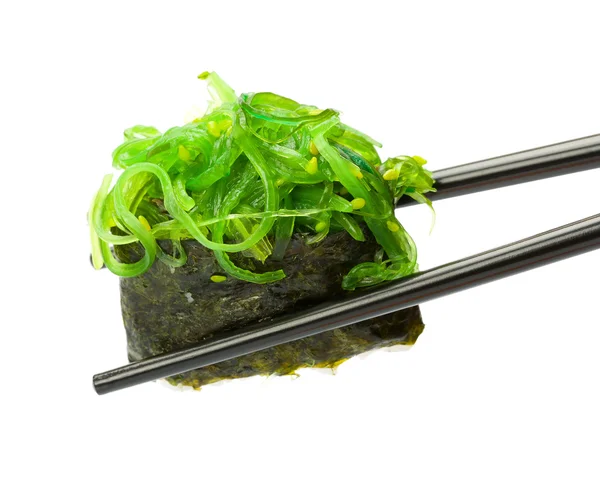 Sushi maki fresco japonês com alga verde — Fotografia de Stock