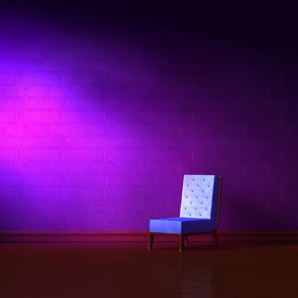 紫のミニマルなインテリアで青い革張りの椅子 — ストック写真