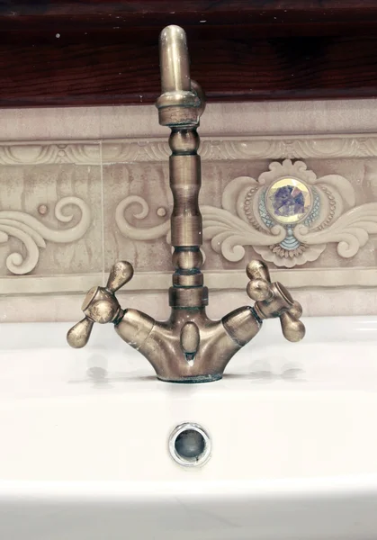 Detalhe de close-up para uma torneira de água de bronze estilo retro — Fotografia de Stock