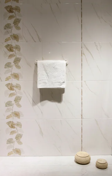 De handdoek hangt een hanger in een badkamer — Stockfoto