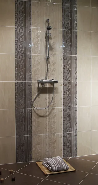 Duschkabine mit Wandmontage-Duschvorsatz — Stockfoto