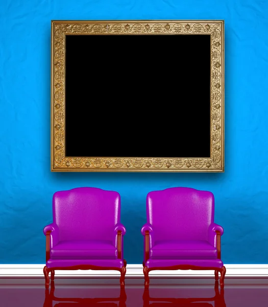 Два стільці з антикварною рамкою в синьому інтер'єрі — стокове фото