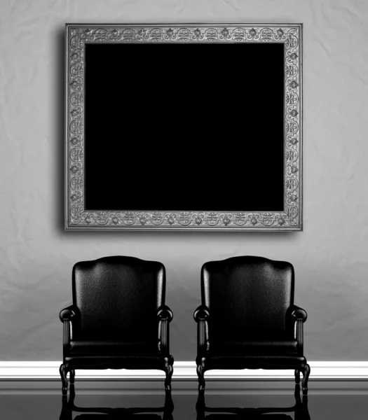 Duas cadeiras perto da parede com moldura antiga — Fotografia de Stock