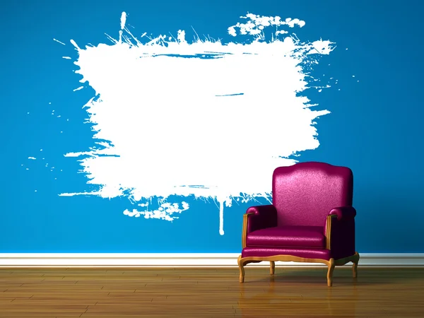Fioletowy fotel z splash biały w niebieskie minimalistyczne wnętrze — Zdjęcie stockowe