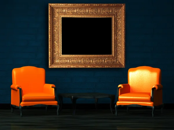 Duas cadeiras laranja e mesa de madeira com moldura vazia em minimalista — Fotografia de Stock