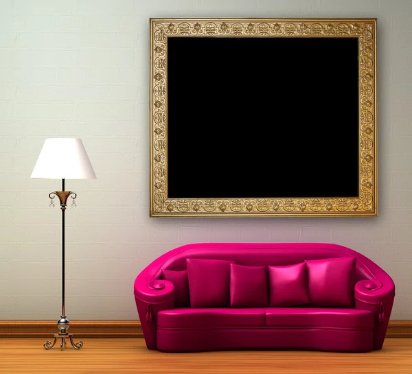 Розовый диван со стандартной лампой и антикварной рамкой — стоковое фото