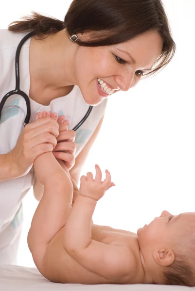 Γιατρός με το νεογέννητο παιδί — Φωτογραφία Αρχείου