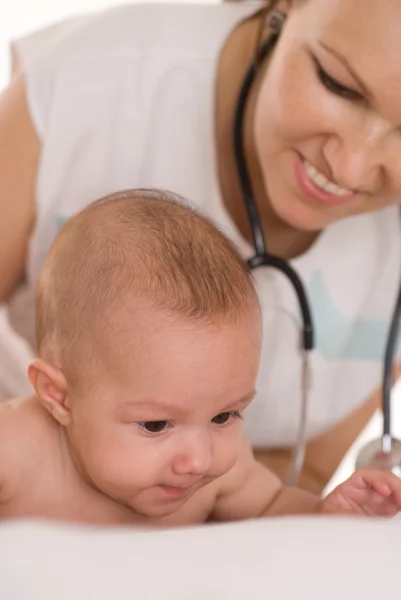 Yeni doğan çocuk ile doktor — Stok fotoğraf