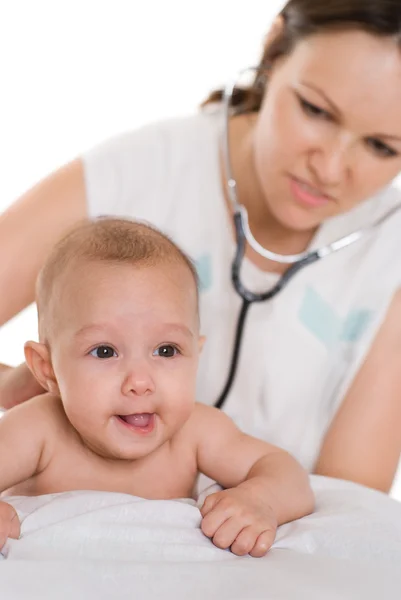 Lekarz badając noworodka — Zdjęcie stockowe