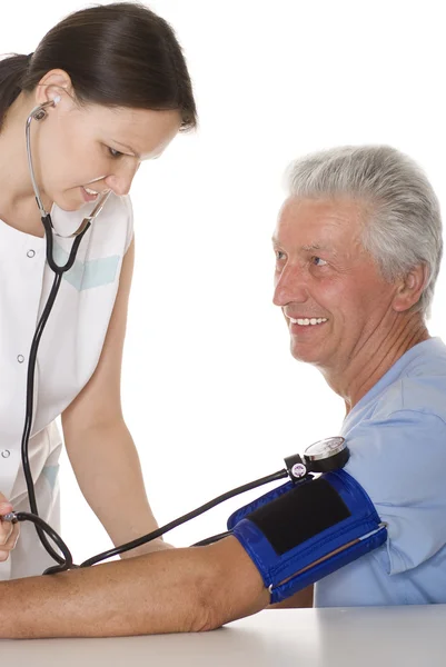 Lekarz mierzy ciśnienie — Zdjęcie stockowe