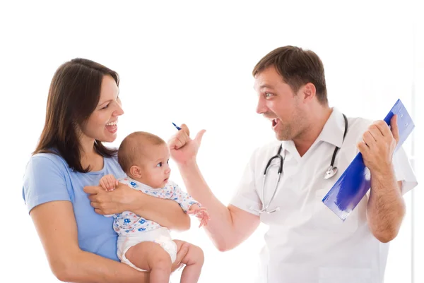 Doutor e uma mulher com um recém-nascido — Fotografia de Stock