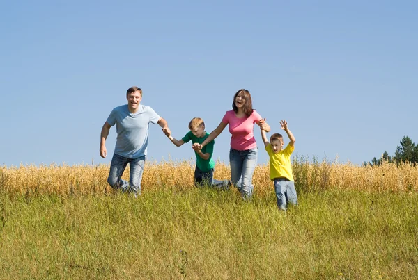 Feliz família pulando — Fotografia de Stock