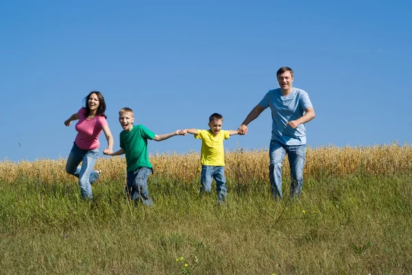 Glücklich hüpfende Familie — Stockfoto