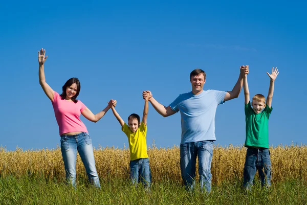Lycklig hoppande familj — Stockfoto